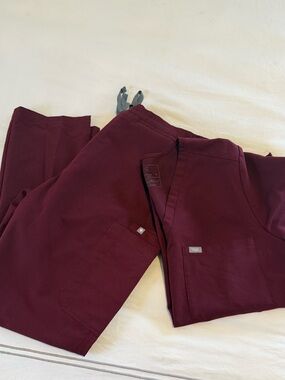 FIGS Burgundy Scrub Set L/ XL